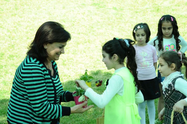السيدة سليمان احتفلت بعيدي الام والطفل مع عدد من مؤسسات الرعاية الاجتماعية في حديقة القصر الجمهوري
